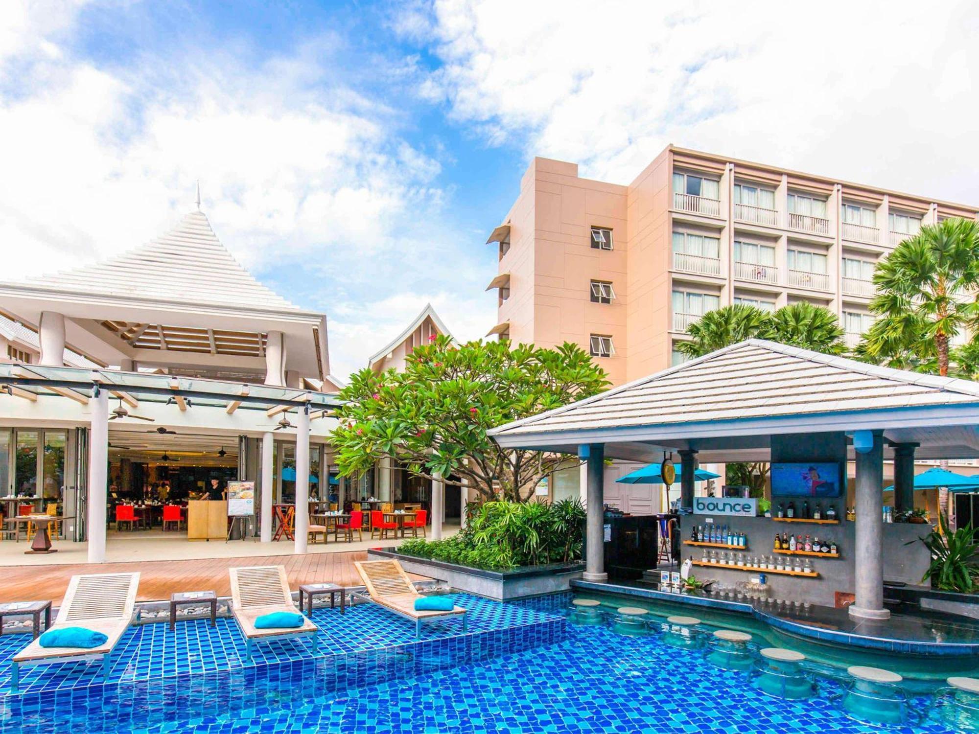 แกรนด์ เมอร์เคียว ภูเก็ต ป่าตอง Hotel Patong ภายนอก รูปภาพ The swimming pool at the hotel