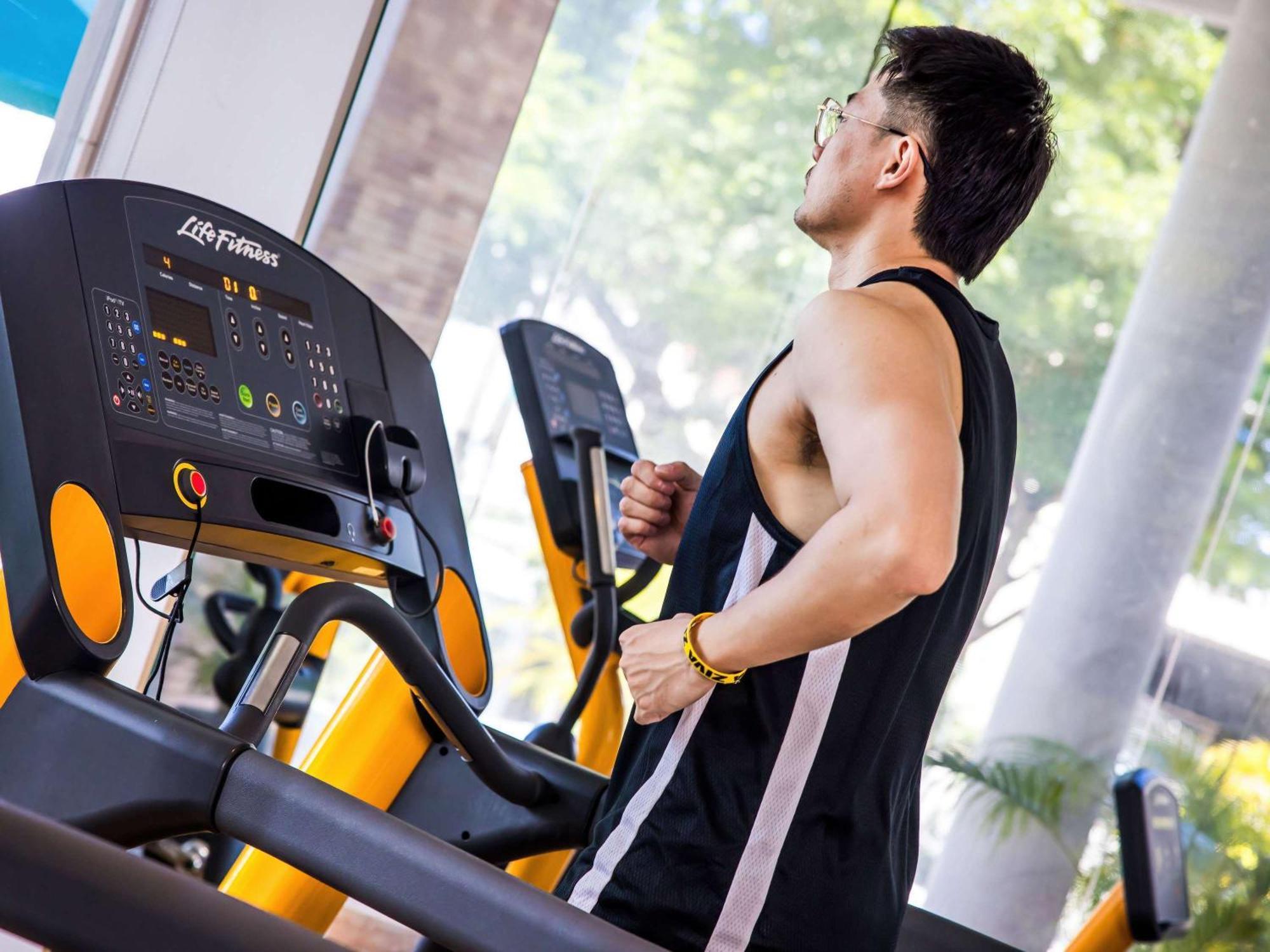 แกรนด์ เมอร์เคียว ภูเก็ต ป่าตอง Hotel Patong ภายนอก รูปภาพ A man on a treadmill