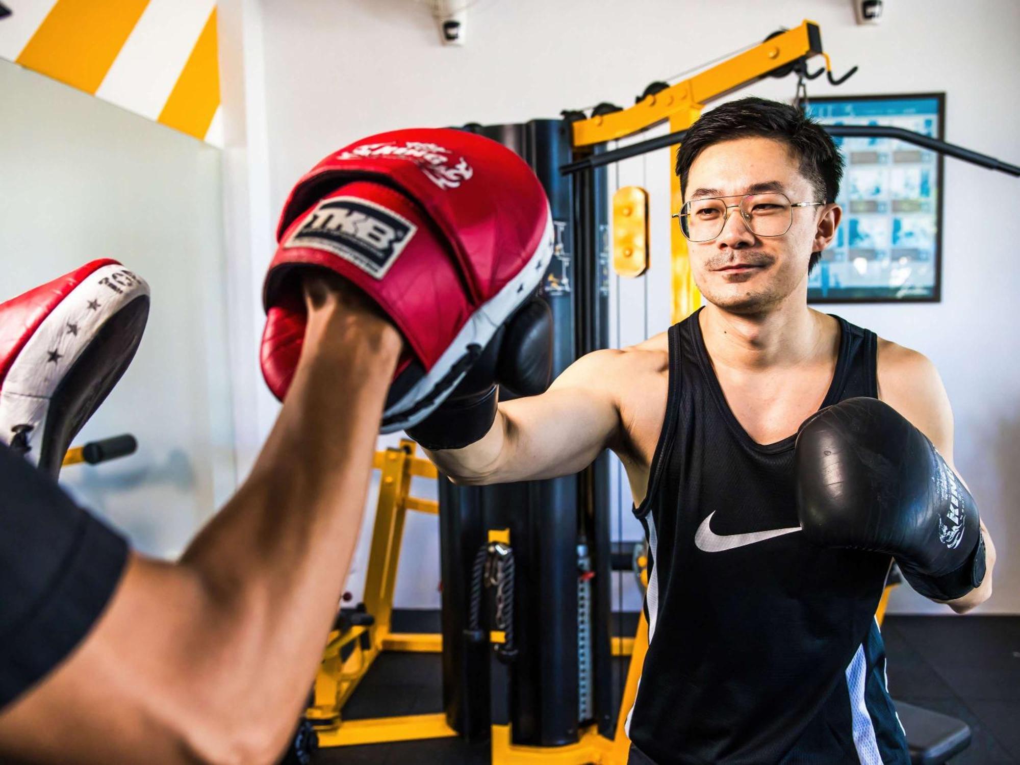 แกรนด์ เมอร์เคียว ภูเก็ต ป่าตอง Hotel Patong ภายนอก รูปภาพ A boxer training with a heavy bag